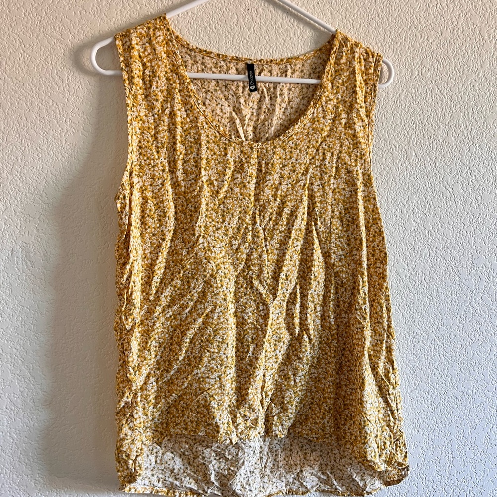 Chicoree perfect simple floral yellow top